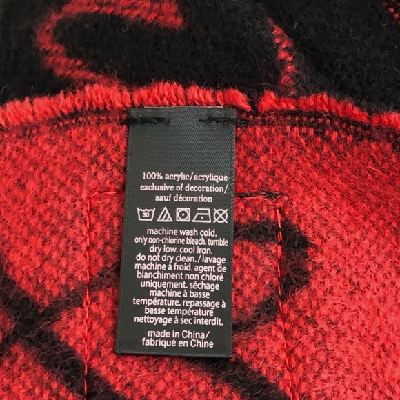 Victoria’s Secret Reversible Black And Red Heart Print Winter Knit Fringed Scarf - Picture 7 of 8